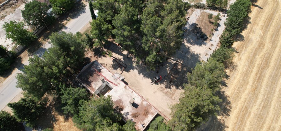 Korkuteli Belediyesi Atıl Vaziyetteki Okul Bahçesini Sosyal Alan Yapıyor