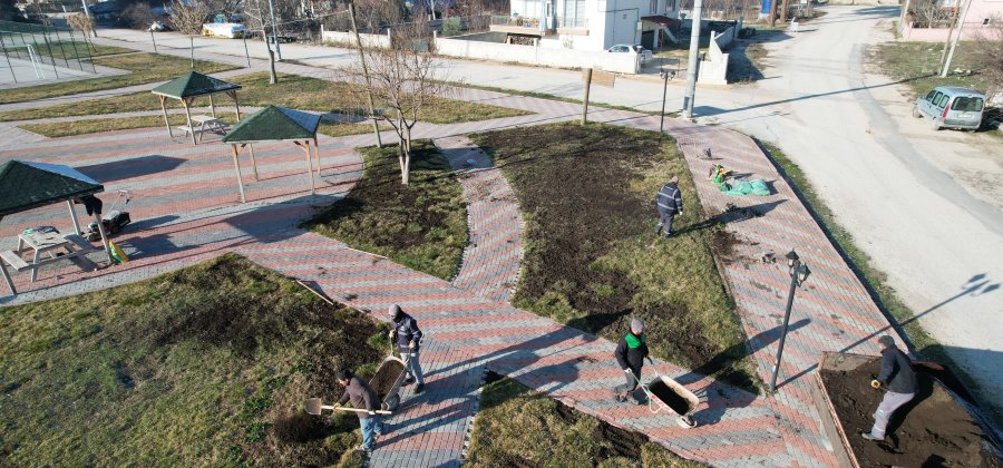 Korkuteli'nde Park ve Bahçelerde Bakım Çalışmaları Hız Kesmeden Devam Ediyor