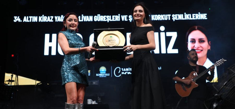 Melek Mosso En Güzel Şarkılarını Korkuteliler İle Birlikte Söyledi
